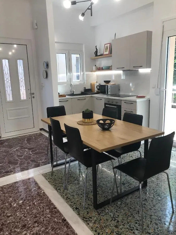 Patriko-Bright 3-Bedroom Vacation Home, 200M From The Beach. Rethymno