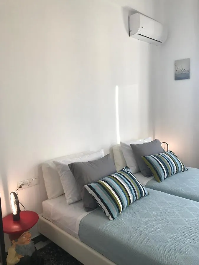 Patriko-Bright 3-Bedroom Vacation Home, 200M From The Beach. Rethymno  0*, Rethymno (Crete) Greece