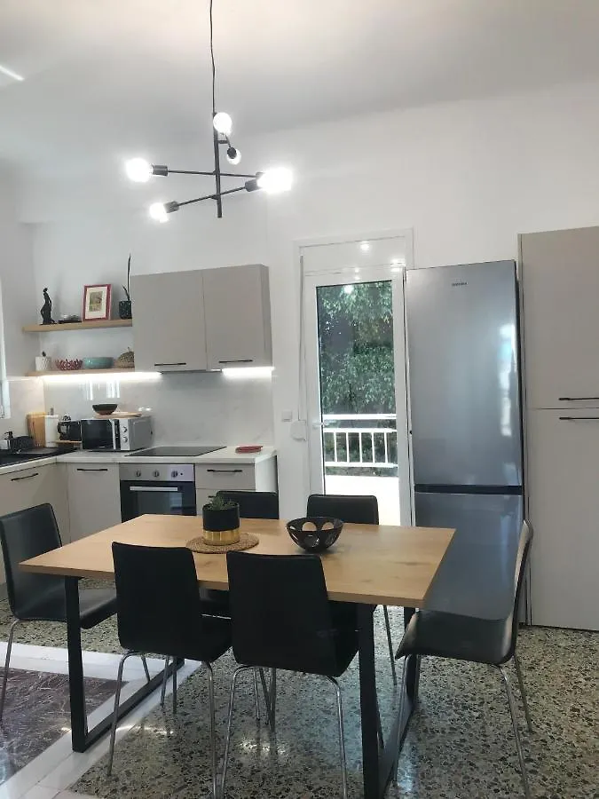 Patriko-Bright 3-Bedroom Vacation Home, 200M From The Beach. Rethymno  Rethymno (Crete)